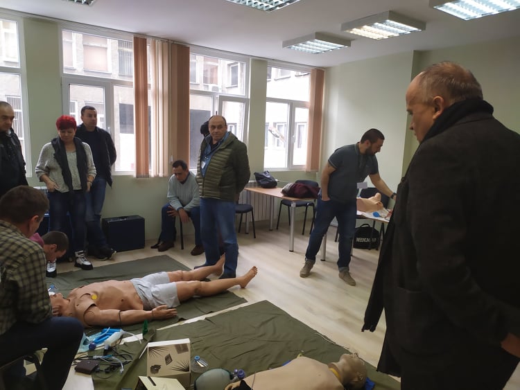 Медицински служители от Разградския център за спешна помощ се обучават ...